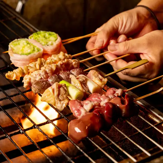 【まんざらえきよこ名物♪】肉野菜巻き串！女性からの人気No.1はレタス巻！是非ご賞味ください♪