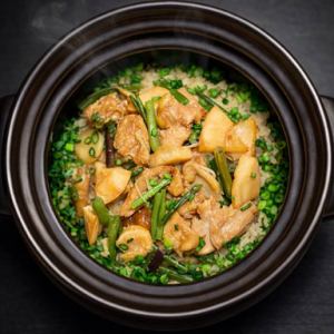 春山菜と鶏の土鍋ご飯