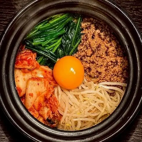 Bibimbap-style rice cooked in an earthenware pot