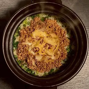 用陶罐烹調的肉末咖哩飯。