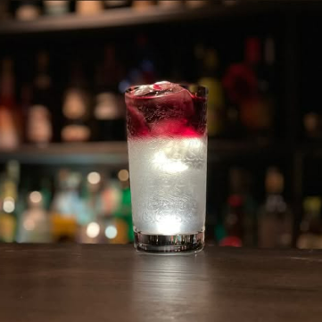 提供丰富酒精饮料的正规酒吧