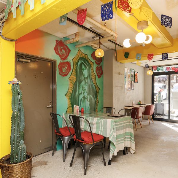 カラフルな色使いと迫力あるグラフィティアートが迎える店内。一歩入れば本場メキシコの雰囲気を体感できます。明るく楽しい色使いの店内も魅力のひとつです。特別だけど、何度でも訪れたくなるような空間をお楽しみください。