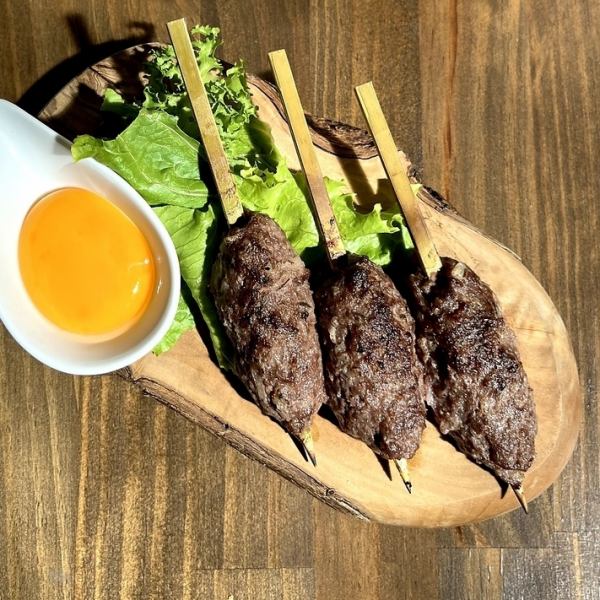 Grilled horse meatballs on skewers This is horse meat that can be eaten raw, so it is as rare as possible.Only salt and onion are used to bring out the flavor of the horse meat.