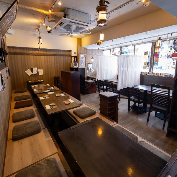 全体的にオシャレでキレイな店内ですが、落ち着いた和の雰囲気も味わえます。ところどころにレトロさを感じられるものとなっており、幅広い年齢層の方にお使いいただけます。デートや女子会をはじめ、職場の飲み会やサークルの宴会など、様々なシーンでご利用ください。