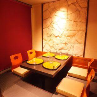 The private room, which can accommodate up to 4 people, is ideal for small groups such as dates, drinking sashimi with friends, and entertaining.You can enjoy cooking and drinking without hesitation.