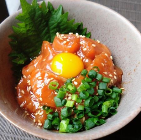 とろける旨さ!サーモンユッケ