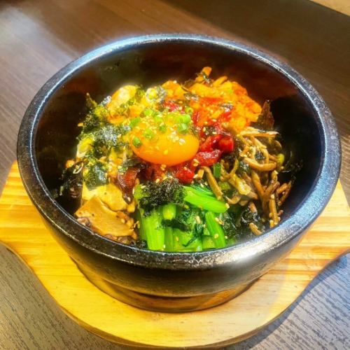 [Also a classic Korean dish!] Stone-grilled yukhoe bibimbap 1,580 yen