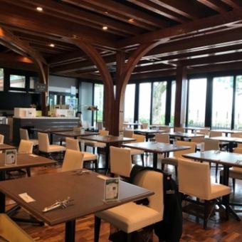 ガラス張りなので解放感が溢れる店内。木のぬくもりを感じられる空間。【イタリアン/食べ放題/飲み放題/食べ飲み放題/ビュッフェ/ランチ/テイクアウト/鹿児島】