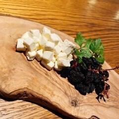 手摘みの枝付き干しぶどうと北海道産クリームチーズ