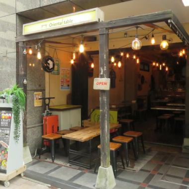 【新横浜×テラス飲み】に最適♪暖かい時期は店頭のテラス席を開放！外の空気に触れながら冷たい飲み物を飲むのは最高です！！期間限定のテラス席になりますので、みなさまこの機会にぜひお越しくださいませ♪