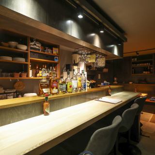 少人数でも快適に利用できるカウンター席やテーブルをご用意しております。ゆったりと過ごせるカウンターは一人飲みやカップルの大人時間におすすめ！木の温もりを感じるテーブル席では落ち着いて会話を楽しめ、誰もが居心地良く過ごせる設計となっています♪