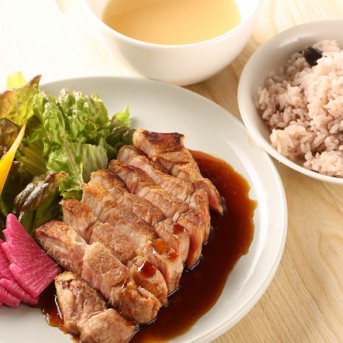 極厚ポークグリル 四川風サルサ・WungPaiRow（ウンパイロウ）