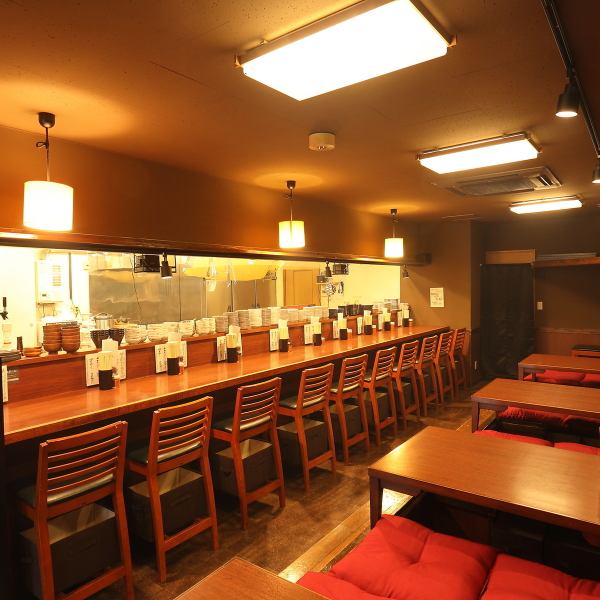 【最大30名までOK！ライブ感あふれる掘りごたつ席で盛り上がる宴会】当店の掘りごたつ席は、足を伸ばしてゆったりくつろげる人気の空間。お席を連結すれば最大約30名様までご利用いただけます。会社の宴会や仲間内の飲み会など、大人数での集まりに最適です。幹事様必見の宴会にうってつけの人気席です♪