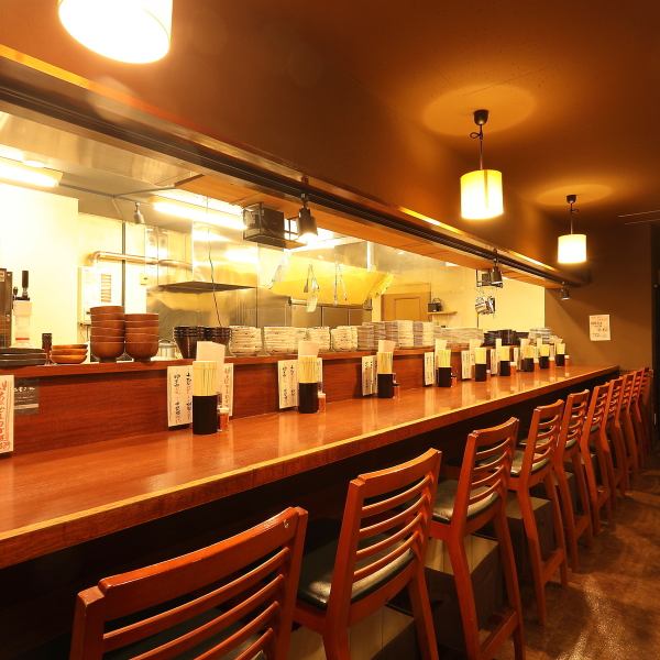 【焼き上がりの臨場感を楽しむカウンター席】オープンキッチンからは、香ばしい煙と焼鳥の香りが漂い、手さばきを眺めながら、焼きたてを楽しむひとときは格別。ハイカウンター5席とカウンター10席をご用意しており、お一人様やデート利用にもおすすめ！明るく活気ある店内で、当店ならではのライブ感をご堪能ください。