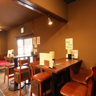 【臨場感あふれる4名様用テーブル席】4名様用のテーブル席は、ご家族やご友人、職場仲間とのお食事にぴったり。炭火の香ばしい香りとともに、焼鳥を丁寧に焼き上げる姿をオープンキッチン越しにお楽しみいただけます。臨場感あふれるカウンターの雰囲気と、テーブル席のくつろぎやすさを兼ね備えた、人気スペースです。