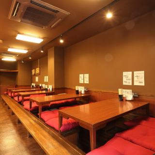 【少人数の宴会に最適な4名様掘りごたつ席】4名様までご利用いただける掘りごたつ席は、足元ゆったりで長時間の宴会にも快適。気の合う仲間や同僚との語らいにぴったりの、居心地の良い空間です。