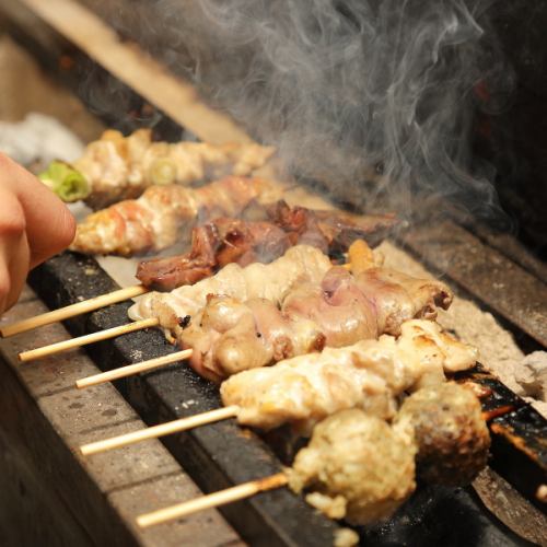 一本一本丁寧に焼き上げた自慢の焼鳥と自家製つくね