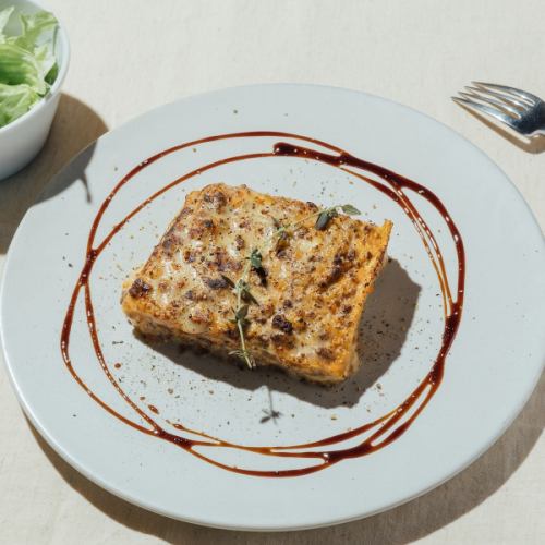 黒ビール仕込みのラザニア パン サラダ付き