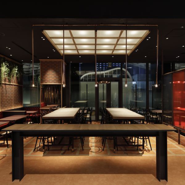 日本橋駅直結、高島屋7Fに位置する「シュマッツ・ビア・ダイニング　日本橋高島屋」。本格ドイツビールとドイツ料理をお楽しみいただけます！現地のビアバーをメージした店内には、ゆったりとお食事を楽しめる少人数向けの席を多数ご用意。友人同士の気軽なお食事から、女子会、誕生日会などにもおすすめです。