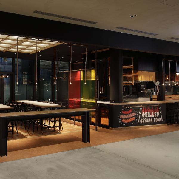 【グループ・団体様のご利用も大歓迎♪】スタイリッシュでモダンな店内は、あらゆるシーンを華やかに彩ります。フレンドリーなスタッフがお出迎えしてくれ、肩ひじ張らずに楽しくお過ごしいただける居心地の良いお店です。同窓会、歓送迎会など、各種パーティーにもご活用いただけます。