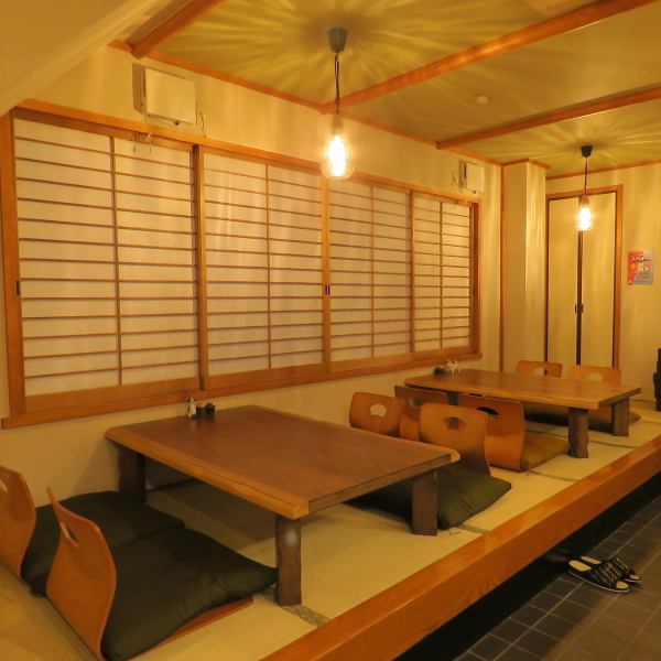 【小上がりのお座敷席は友人や家族とのお食事に最適♪】当店自慢の子上がりのお座敷席は、4名様×7卓の広々としたスペースで、友人や家族との楽しい食事にぴったり！落ち着いた和の雰囲気の中で、ゆったりとお食事を楽しめます◎大切な方との思い出を作るのに最適な空間です♪各種宴会や飲み会にもぜひご利用ください！
