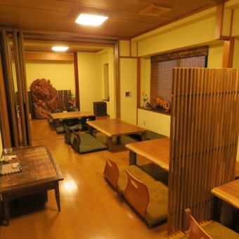 A cozy tatami room where you can have fun conversations with friends! There are seven tables that can seat four people, making it a casual space where you can gather.Enjoy a drink in hand and a moment of laughter.The Japanese atmosphere is soothing and perfect for creating special memories!