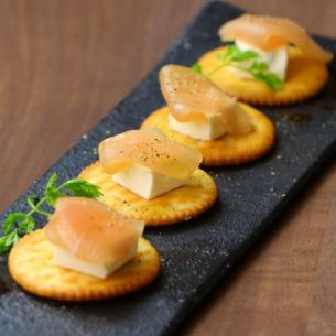 クリームチーズ鶏生ハム巻き~クラッカーと共に~