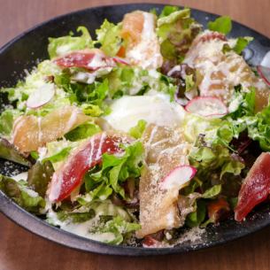 鶏生ハムと鴨生ハムのシーザーサラダ~ビスマルク風~