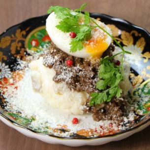 鶏そぼろと半熟玉子のポテトサラダ時々いぶりがっこ