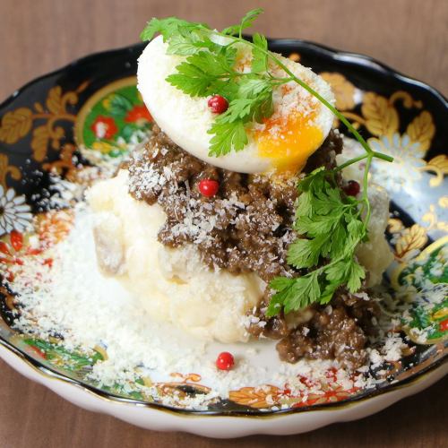 鶏そぼろと半熟玉子のポテトサラダ時々いぶりがっこ