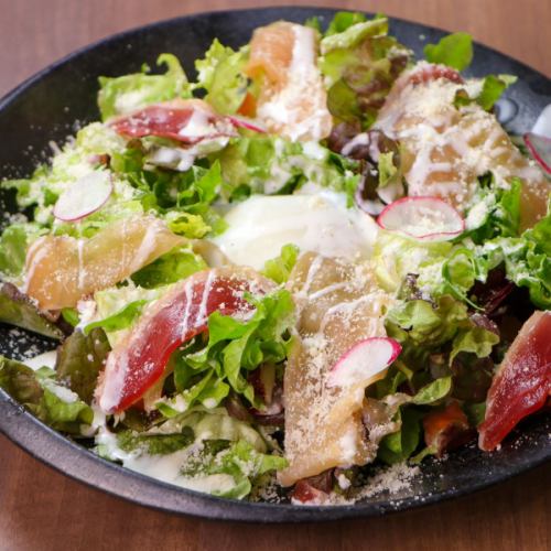 鶏生ハムと鴨生ハムのシーザーサラダ～ビスマルク風～