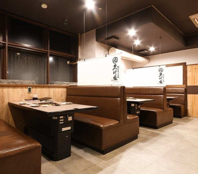 テーブル席も用意しております。ご家族連れの方や、宴会など様々なシーンに対応可能でございます♪