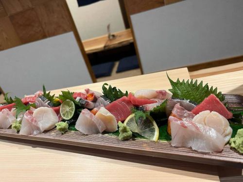.
意咲屋一ではお造り盛り合わせを
一人前こだわり6種盛り合わせ税込935円にて
ご用意させて頂いております😋🍶（写真はコースのお造りです）
少しだけ食べたい🤏な気分の時や、おひとり様でゆっくりと時間を楽しまれたい🍺時にもバッチグーです👍
.
その他メニューに載ってない物や、こんなの作って！などの無茶振り等
できる限り喜んでお応えさせて頂きますのでなんなりとお申し付けくださいませ🍀

#姫路居酒屋#姫路個室#姫路ディナー#意咲屋はじめ
#意咲屋一