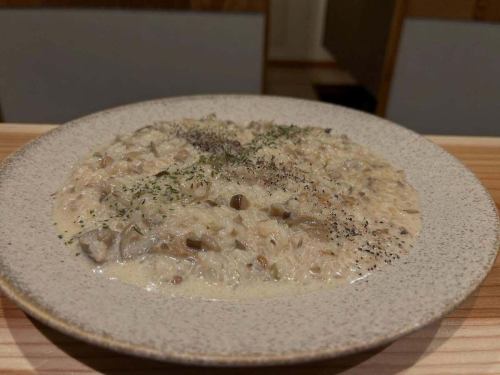 .
마이도! 요시 사키 야이치 💡
10월이나 순식간에 접혔습니다🫡
밤에는 시원하거나 낮에는 덥습니다.
10 월이라고 생각할 수없는 10 월입니다 💦

10 월의 히메지시라고하면, 만추 가을 축제입니다 🔥
히메지시 각지에서 축제가 행해져 활기 넘치고 있습니다 💪

사진의 일품은 일본제 버섯 크림 리조트🍄‍🟫
흰 된장이나 김, 버섯 등 일본식 재료를 사용하여 마무리
리조트입니다 🍀
시사키야 처음 리조토, 꼭 시메의 일품으로 먹어보세요 🍽️

#히메지 선술집 #히메지 디너 #히메지 음식 #히메지 관광
#히메지 일식 #히메지 창작 #사키야 소개