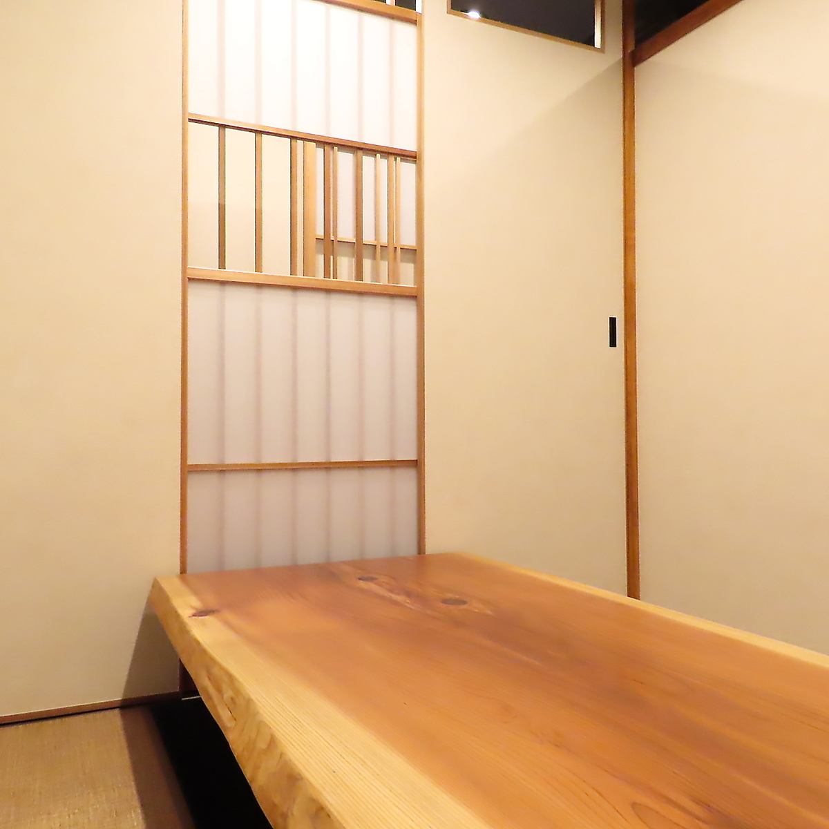 ゆったりとくつろげる掘りごたつ席は2名様~最大8名様までOK!