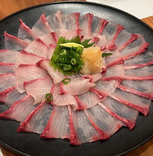 大変遅くなってしまいましたが。
新年明けましておめでとうございます🌅
昨年中は沢山のご来店、ご声援
本当にありがとうございました。
2026年も皆様何卒宜しくお願いいたします🍀
こちらの写真はいつもお世話になっている方からいただいた天然ヒラマサを薄造りにさせていただきました🐟
こんなのしてほしい！などなど、気兼ねなくなんでもお申し付けくださいませ🔥
#姫路グルメ #姫路ディナー #意咲屋一 #姫路居酒屋