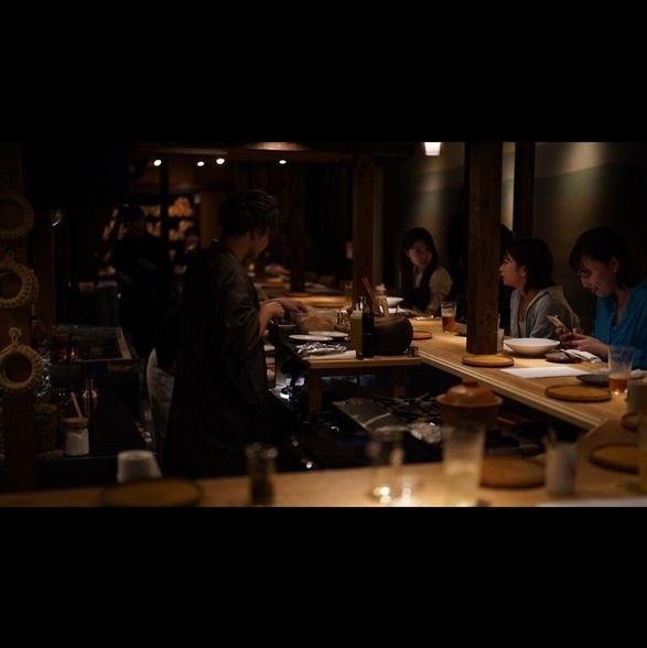 席に着いた瞬間から、夜の流れに自然と身を委ねられる空間。一人でも、会話を楽しみながらでも、心地よい時間を。