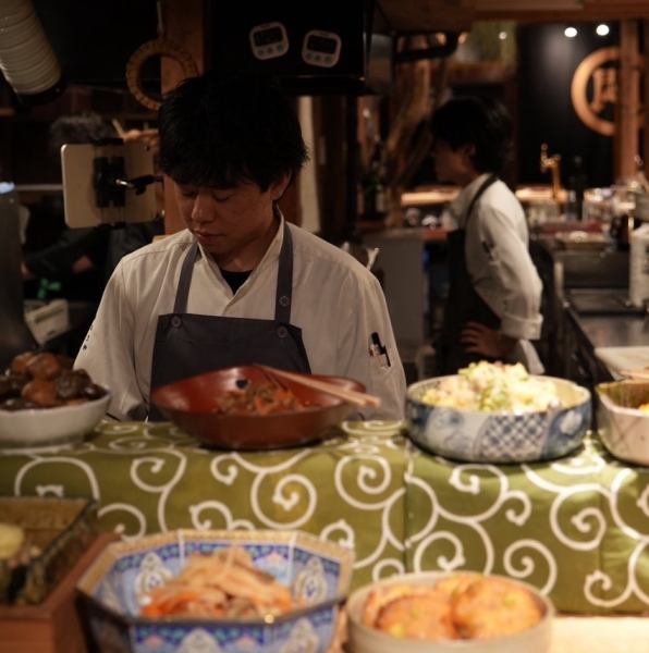 木の温もりと落ち着いた灯りに包まれ、ゆったりとお酒と料理を楽しめる店内は、カウンターを中心に、一人飲みも落ち着いて楽しめます。