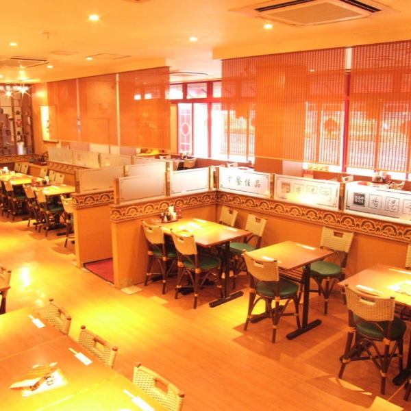 広くてたくさんテーブル席があるから、同僚と、家族と、友達と、恋人と……1人でもお気軽に入れますよ。