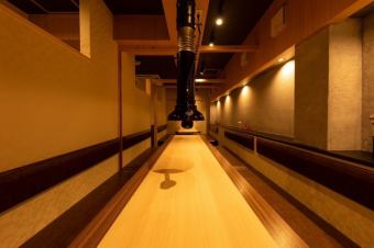 横一列のテーブル席で16名までの宴会利用が可能！