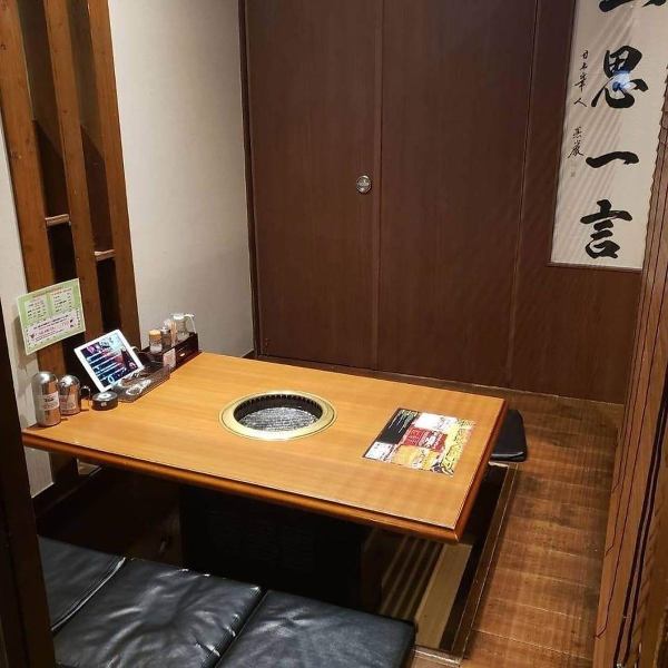 在舒適的店內享用烤肉！店內氛圍輕鬆，設有全包廂和半包廂。兩個房間都是下沉式被爐風格，您可以伸展雙腿，放鬆身心。我們還可以更改座位佈局，以容納 4-15 人、4-32 人、4-50 人等。如需了解更多詳細信息，請隨時與我們聯繫。