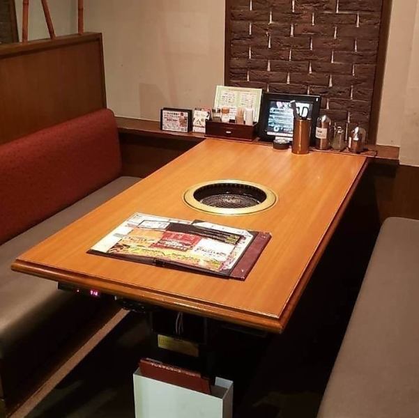 【沙發席】寬敞的沙發席最多可容納6人，讓您放鬆享用美食。推薦與家人、朋友或同事一起用餐！非常適合下班後或週末！