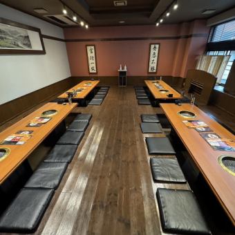 【整层（大型包间）：最多可容纳48人】您可以租用大型包间，举办具有团结感的宴会。您可以与朋友一起尽情享用美味的烤肉，而不必担心周围的人。享受宽敞的楼层，享受热闹难忘的宴会！有关包场的详情和预订，请随时联系我们。
