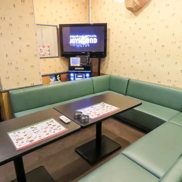[Karamachi No. 10 Kanamachi店铺：21间客房]介绍最新的DAM和最新的JOYSOUND♪我们的客房设有宽敞的客房，因为我们希望客户放松身心。最多可容纳15人，也可供2人使用♪这里也是吸烟和非吸烟客房分开的好地方♪