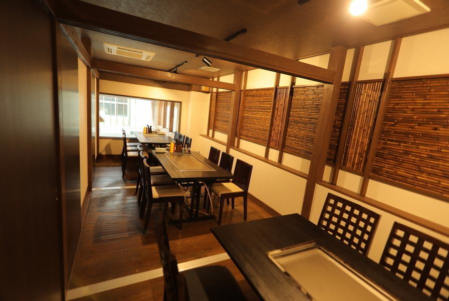 清潔感ある店内は明るく、家族連れ・お仲間・お一人様や初めての方も入りやすい雰囲気♪木の温かみを感じる和風空間は落ち着いて雰囲気が流れています。鉄板から漂うソースの香ばしい香りが食欲をそそります・・♪おひとりさまでも気軽に通える、居心地抜群のお店。