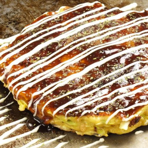 たっぷり野菜や具材が入ったオリジナルの”お好み焼き”