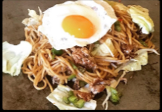 ミックス焼きそば目玉焼きのせ