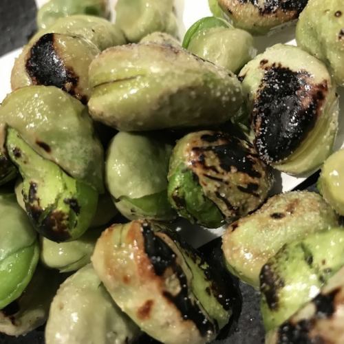 Grilled broad beans with salt