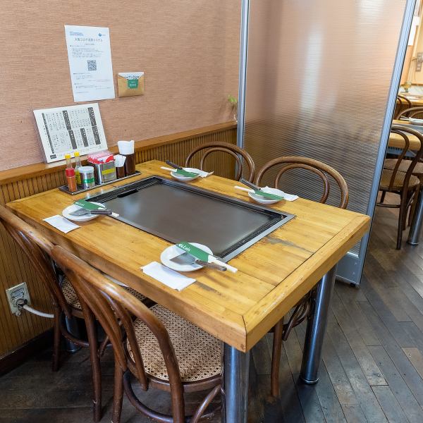 [Parking lots are available for 2 cars] Each table has a large iron plate.You can enjoy freshly made hot okonomiyaki and Hiroshima-yaki to your heart's content ♪ Please use it in various scenes such as drinking crispy after work, dining with your family, lunch with friends, etc.