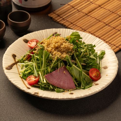 日式沙拉配沙丁鱼和水菜